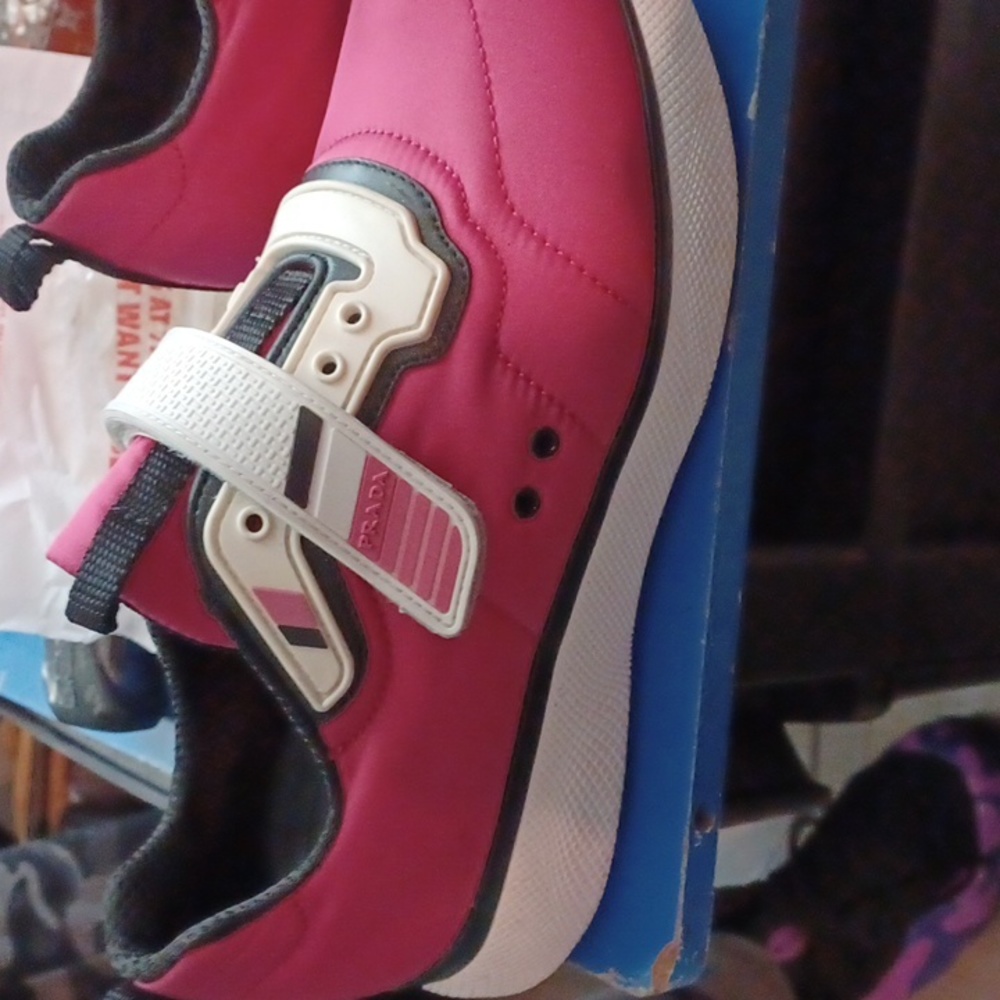 Prada tennis shoes size 38 (which is about a 7 in the US)